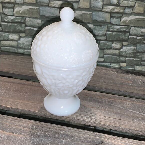 milkglass jar with lid - Picture 1 of 4